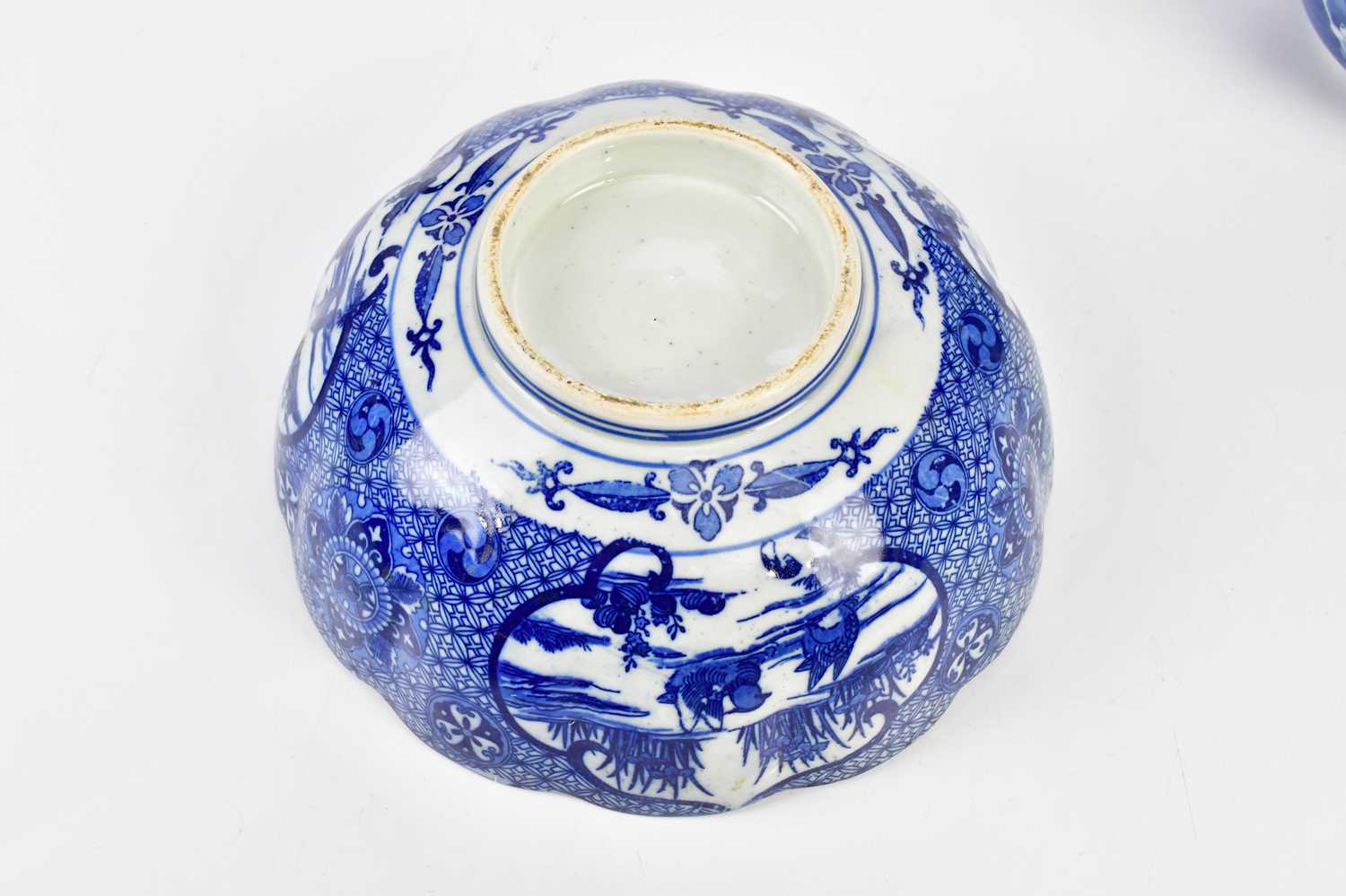 A modern Chinese blue and white prunus ginger jar with later wooden cover, height 20cm, Japanese - Bild 7 aus 9