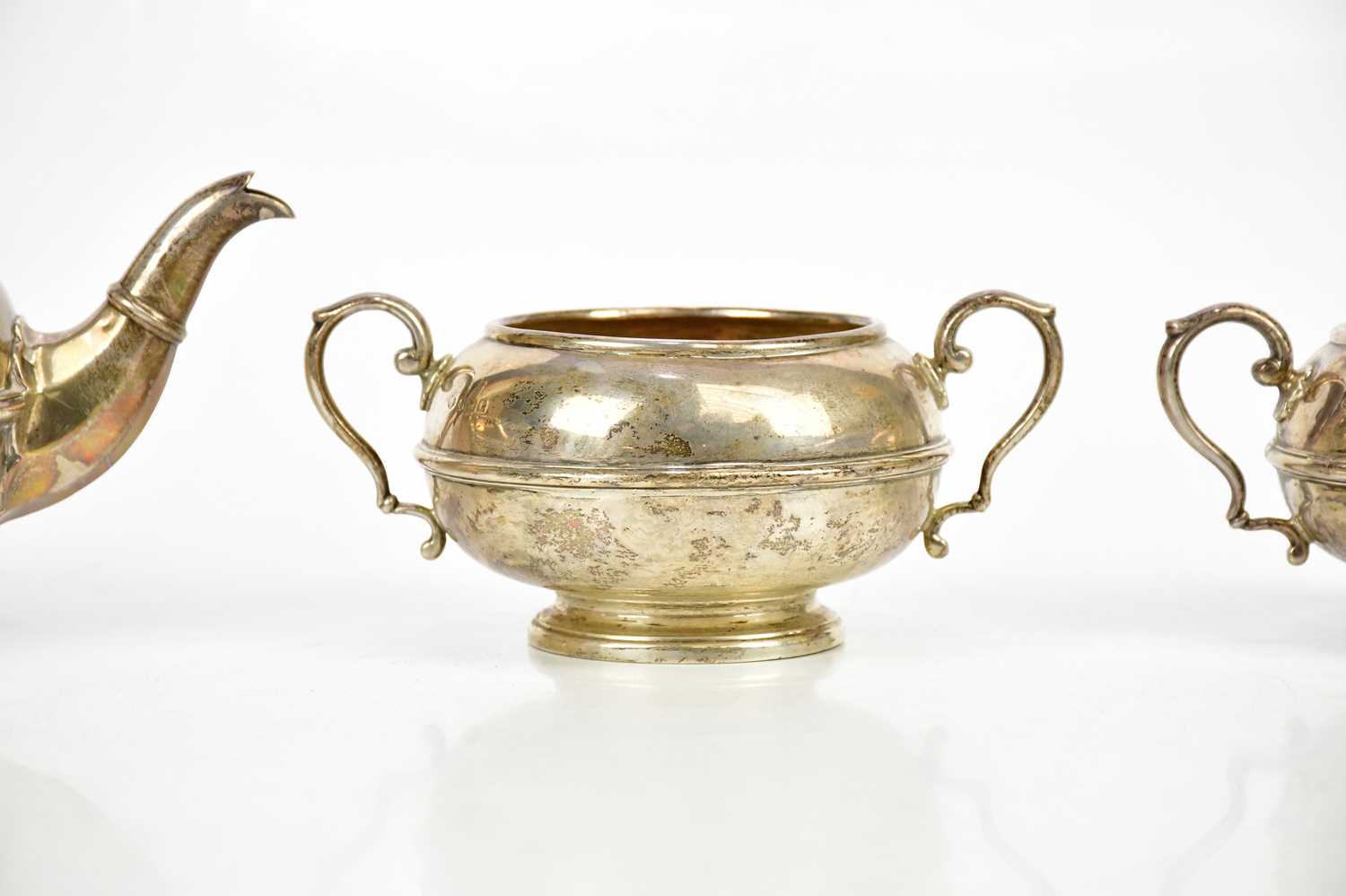 ADIE BROS LTD; a George V hallmarked silver three piece tea service of circular form, Birmingham - Bild 3 aus 4