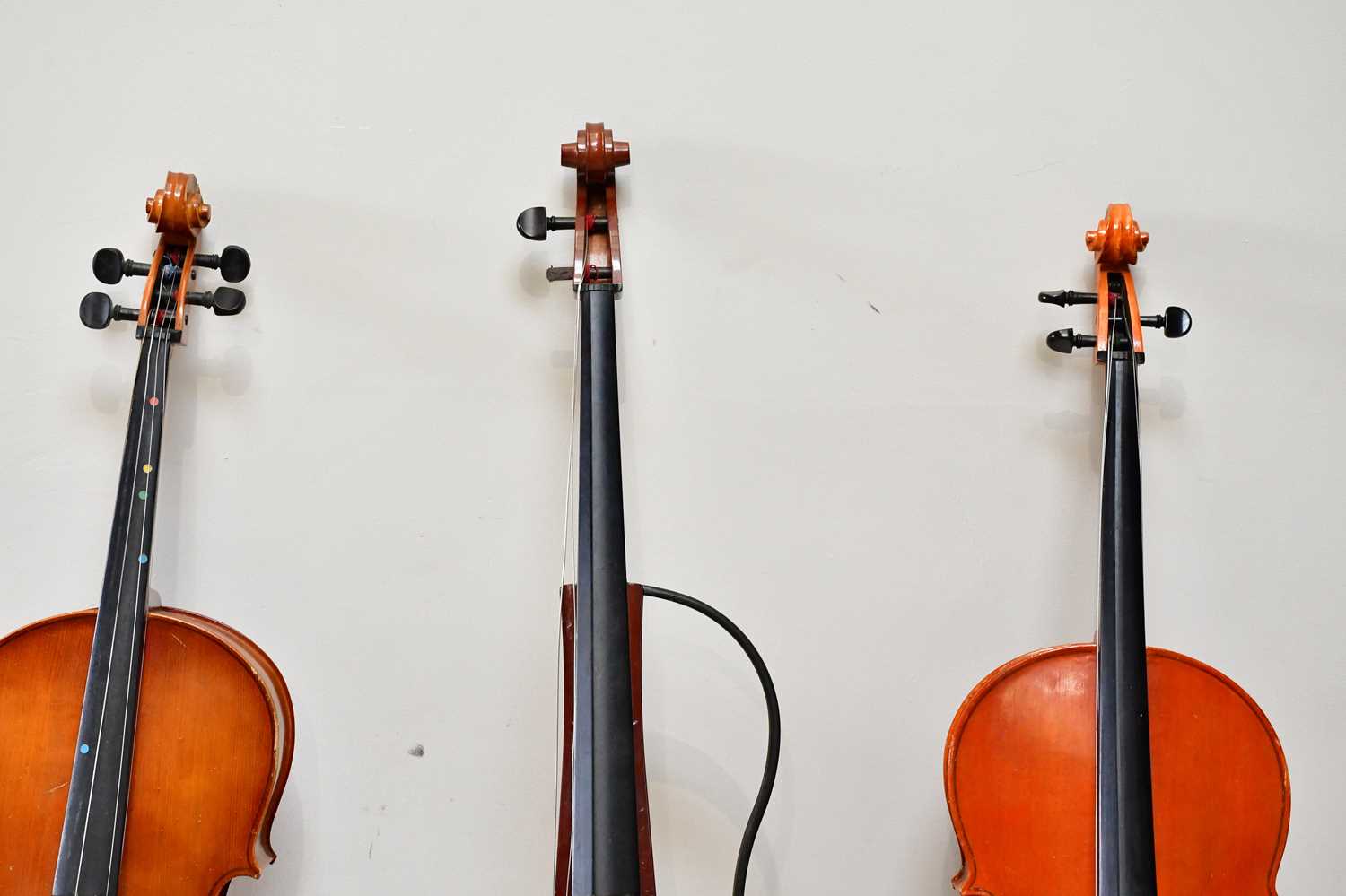 A modern Rudall, Carte & Co 'Sonata' cello, a Chinese student's cello (af) and a practice cello ( - Bild 2 aus 5