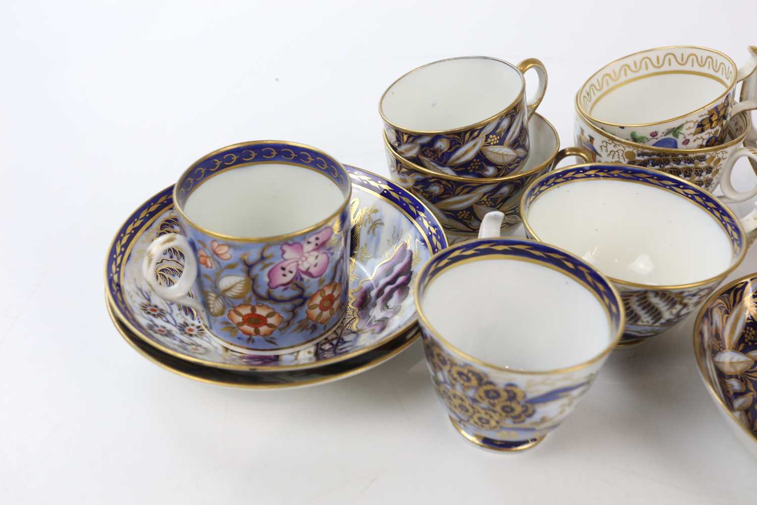 NEW HALL AND OTHERS; a collection of early 19th century Imari tea wares, comprising a trio - Bild 2 aus 4