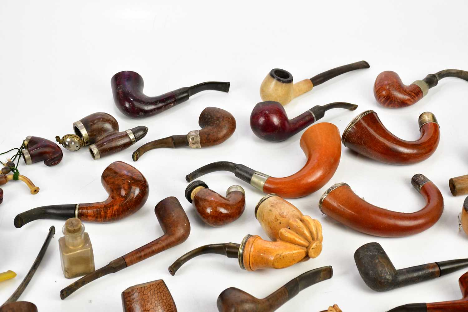 A miscellany of smokers' pipes. - Image 2 of 5