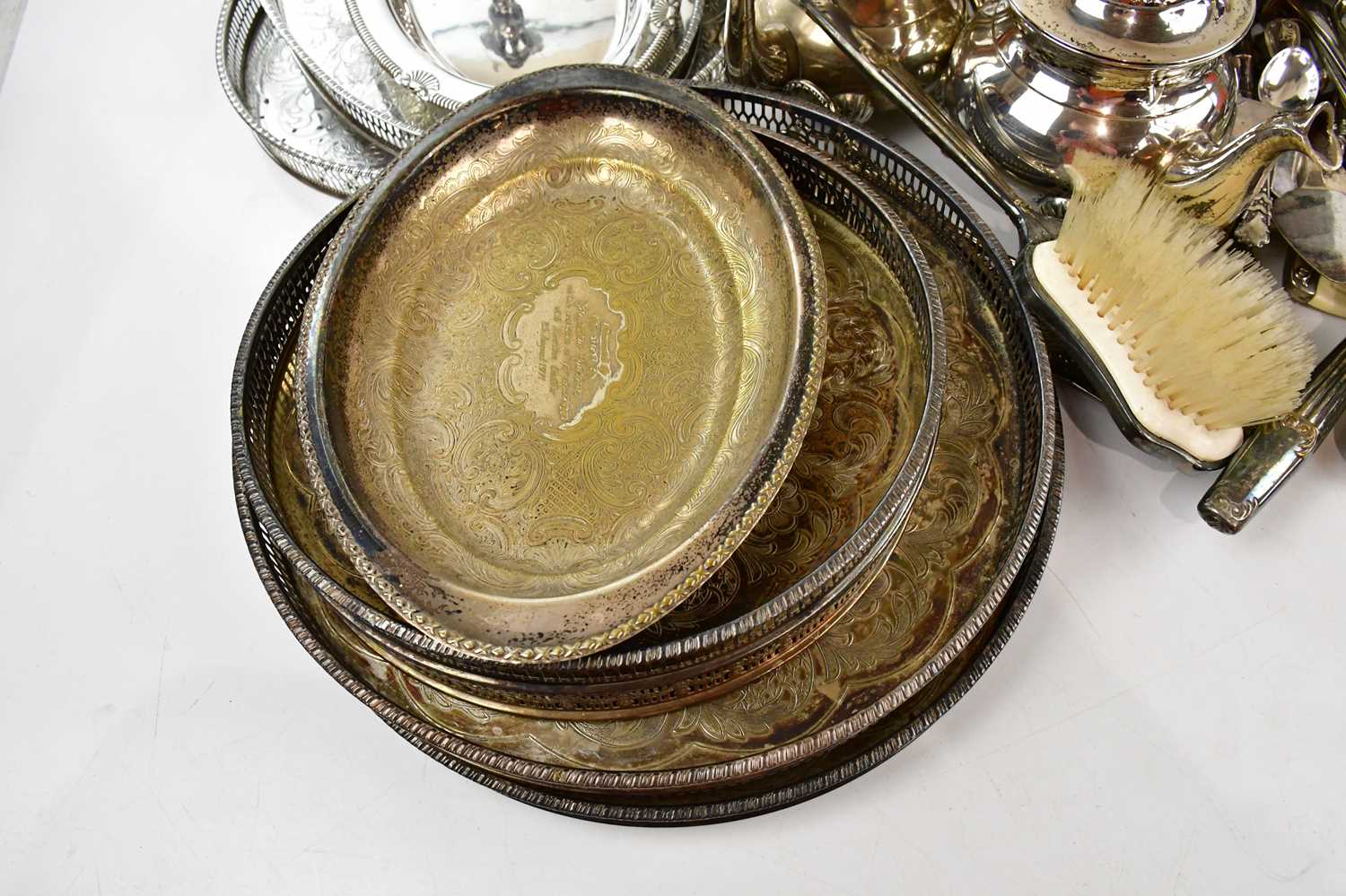 A large collection of silver plated items to include candlesticks, cutlery, trays, a teapot, a - Bild 2 aus 5