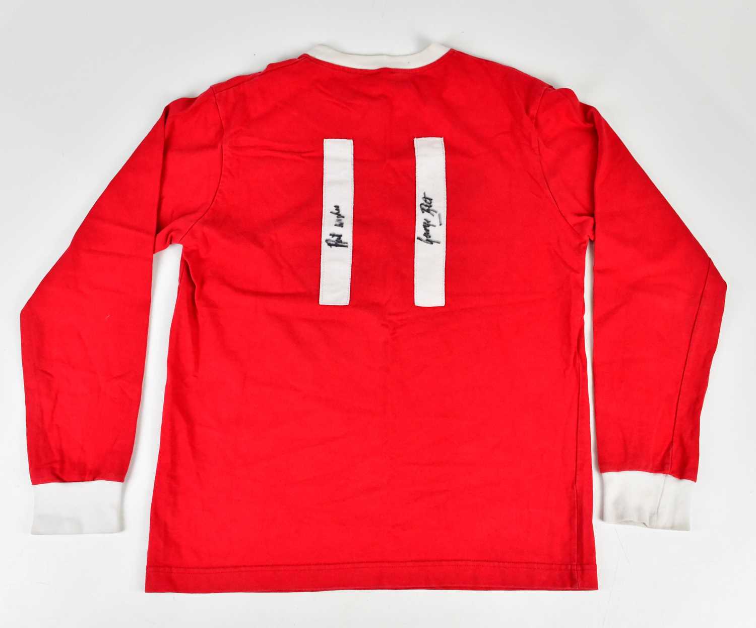 GEORGE BEST; a Manchester United 1960s retro style signed football shirt, signed to the reverse. - Image 2 of 3