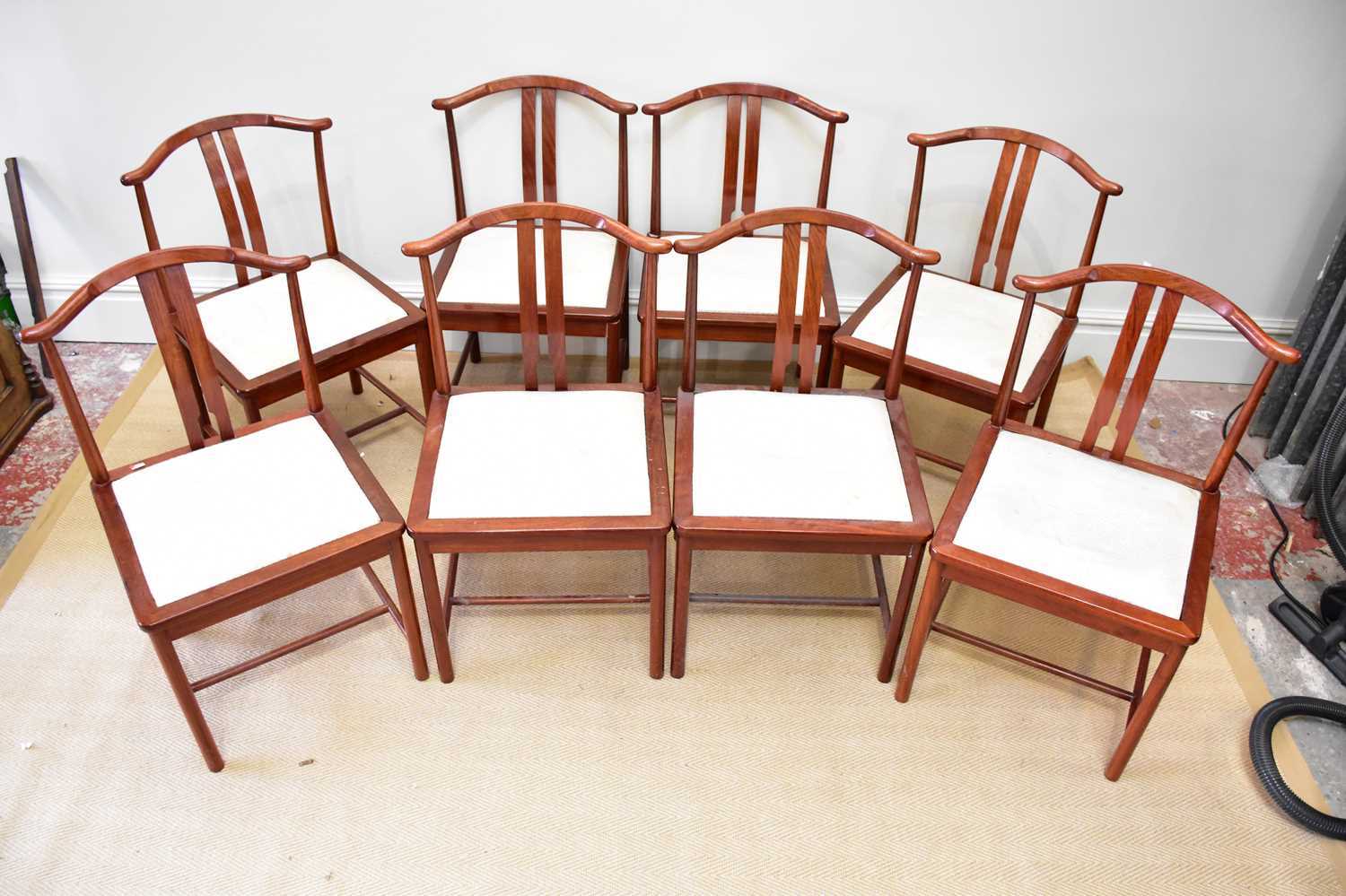 A Chinese rosewood dining table with three additional leaves, on column supports, and eight chairs. - Bild 4 aus 5