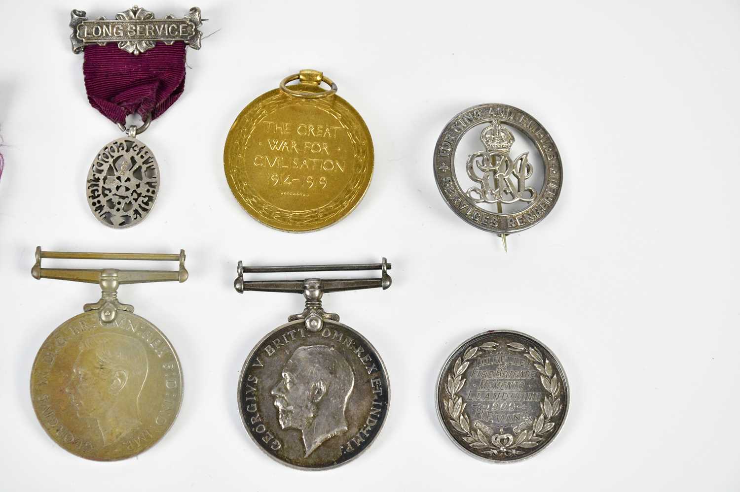 A small group of medals and badges, comprising a WWI Victory Medal named to 4636, Private A.E - Image 4 of 4