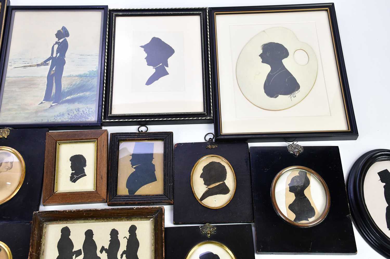 A collection of various silhouettes, including an example on painter's palette, 17 x 13cm. Condition - Image 3 of 5