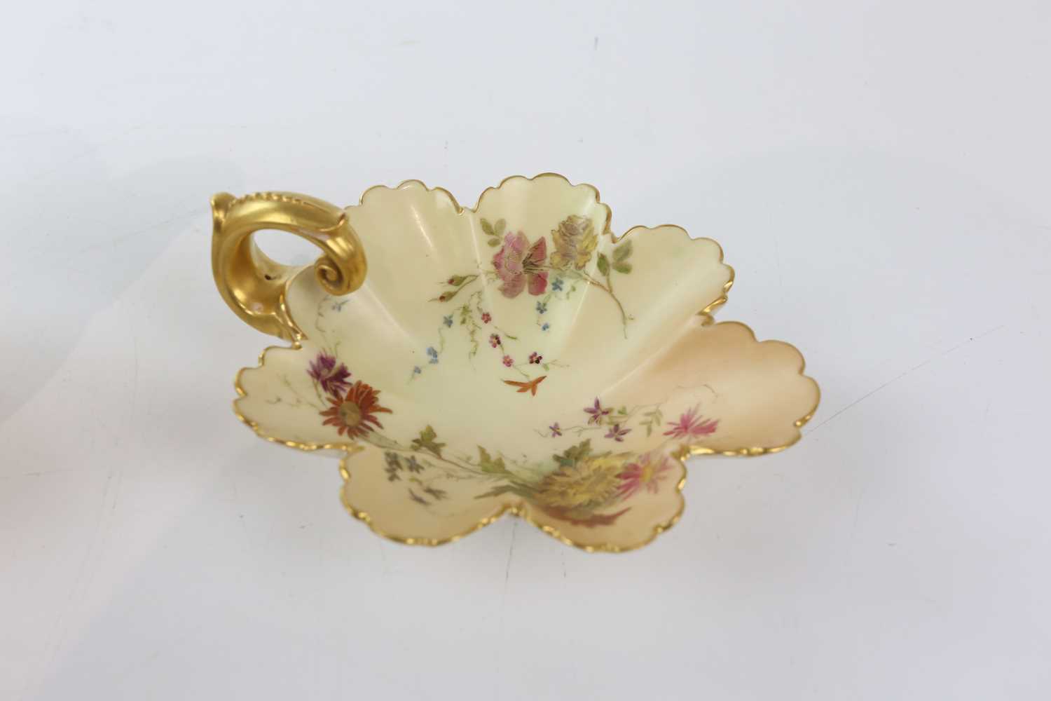 ROYAL WORCESTER; a blush ivory potpourri bowl and cover, shape G71, diameter, 15cm, with a teapot - Bild 4 aus 5