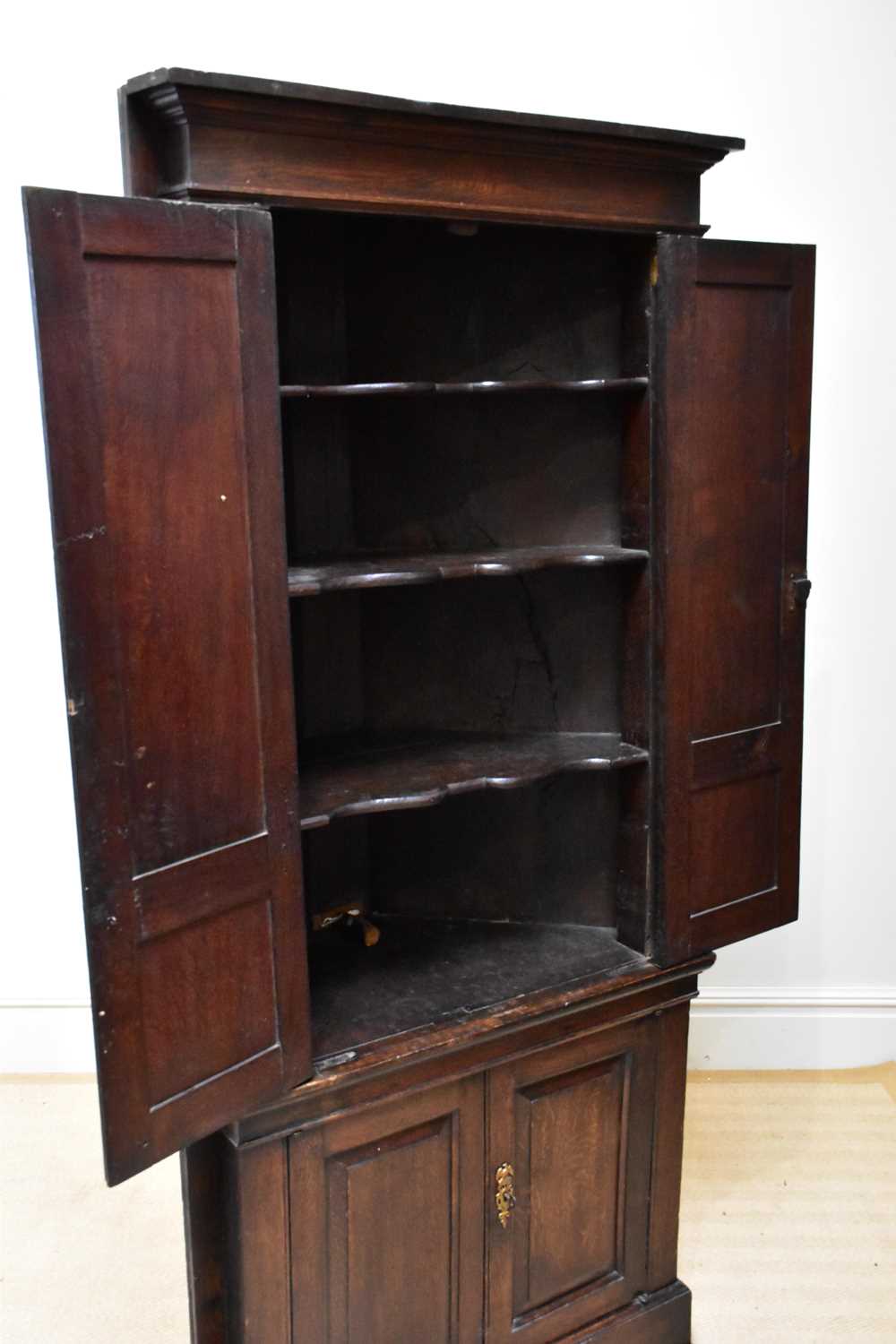 A George III oak corner cupboard, with two panelled doors flanked by fluted pilasters, above two - Bild 2 aus 5