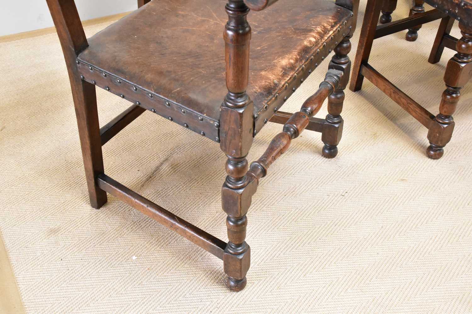 A late 19th century oak refectory table, together with six oak framed dining chairs with leather - Bild 5 aus 6