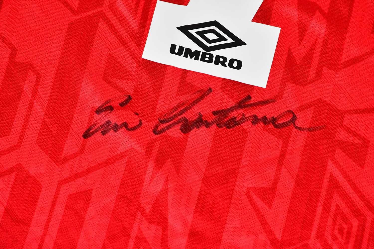 ERIC CANTONA; a 92/97 Manchester United retro style football shirt, signed to the reverse, size L. - Image 3 of 3