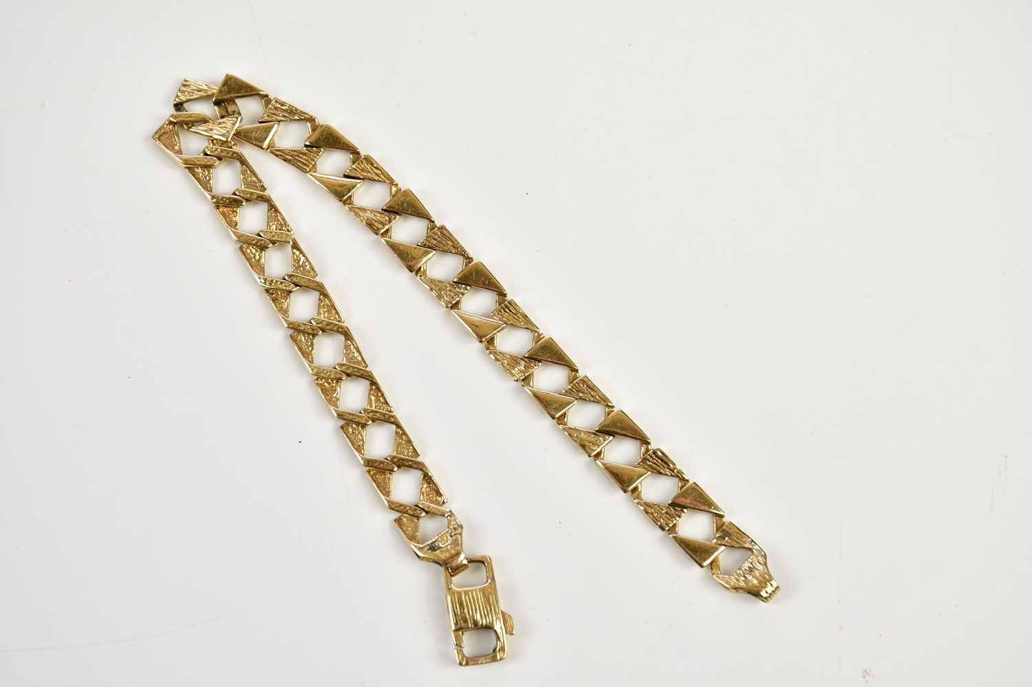 A 9ct yellow gold square curb bracelet, approx 13.7g. Condition Report: Length 20.5cm.