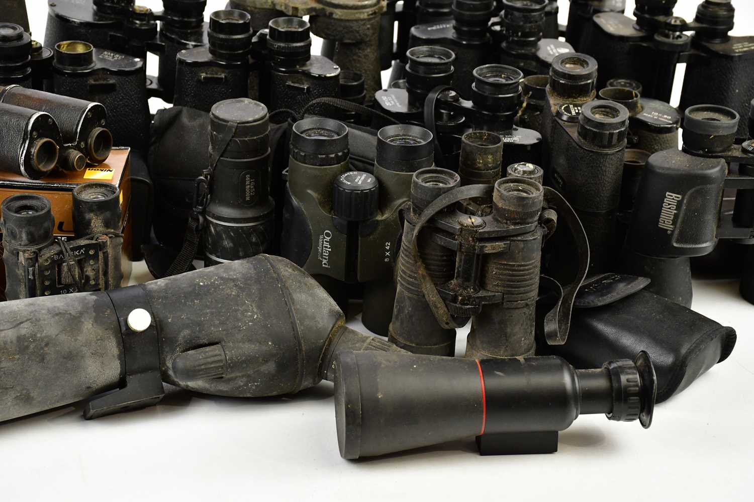 A collection of vintage and modern binoculars and other optical devices, predominantly unboxed. - Image 4 of 7