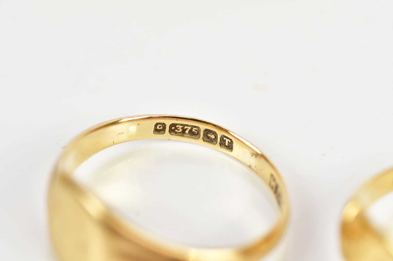 A lady's 9ct gold signet ring, approx size L, and a further gold signet ring (marks rubbed), size N, - Bild 3 aus 4