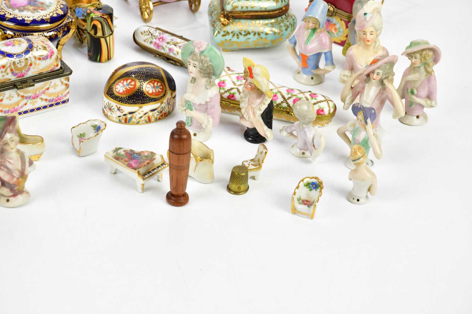 A collection of decorative ceramic pill boxes and ceramics including Royal Crown Derby animal form - Bild 4 aus 5