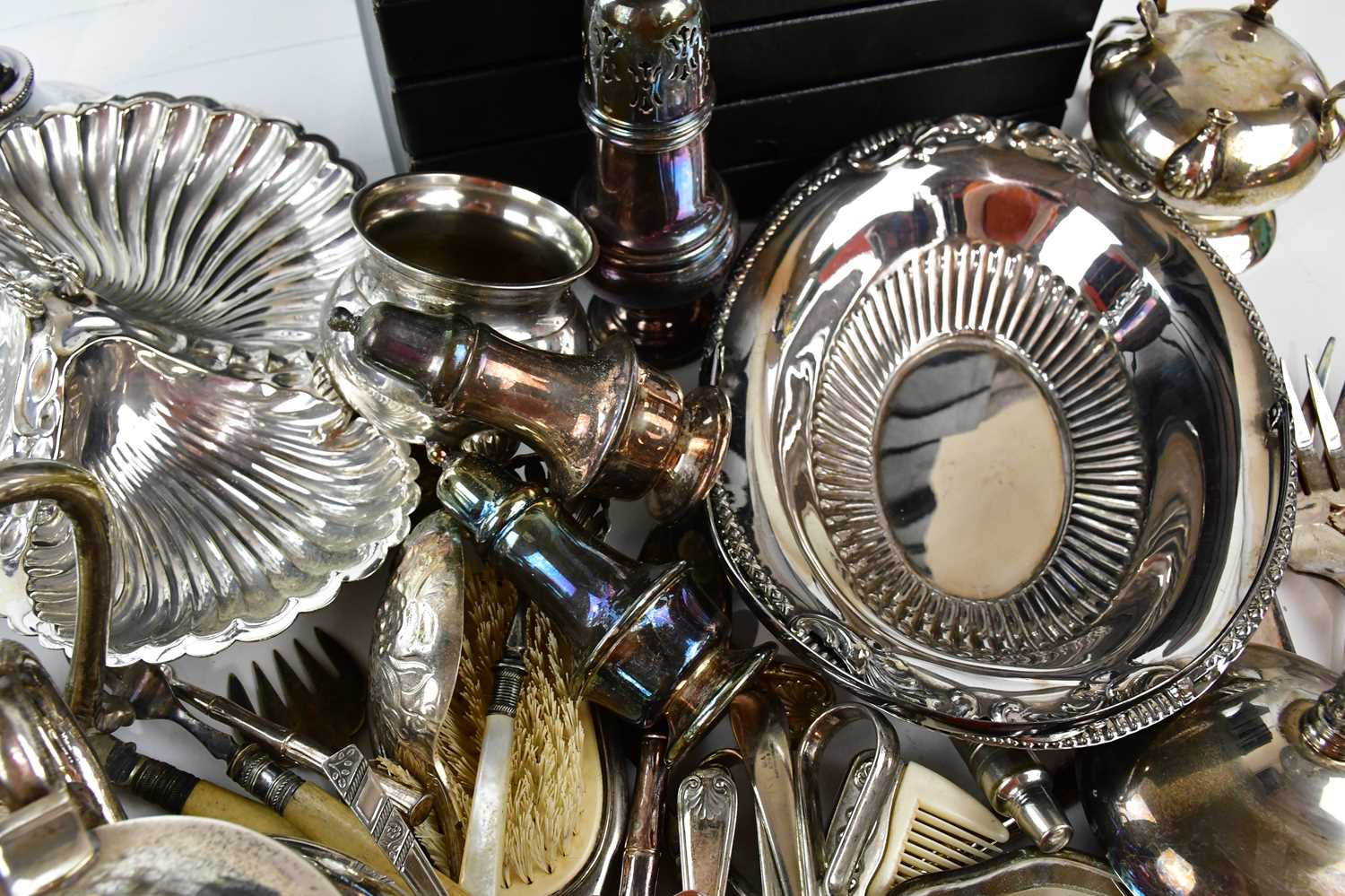 A large collection of silver plated items to include candlesticks, cutlery, trays, a teapot, a - Bild 4 aus 5
