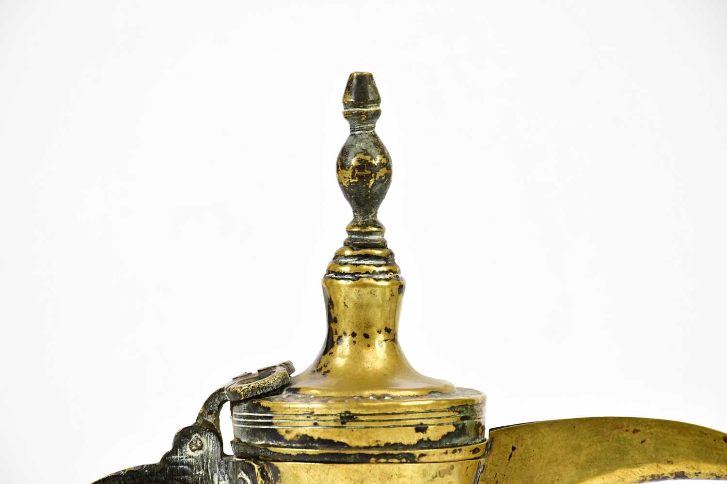 An unusual eastern Dallah brass coffee pot, with embossed decoration and touch mark, height 30cm. - Bild 2 aus 6