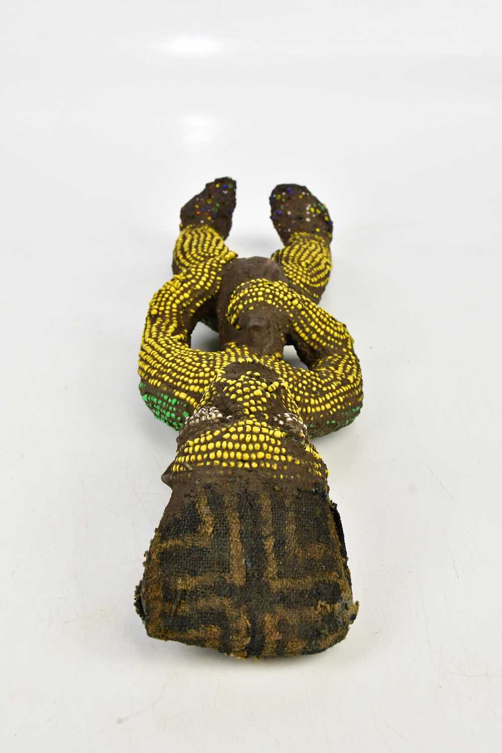 A Bamileke wood, clay and bead figure, height 46cm. - Bild 5 aus 6