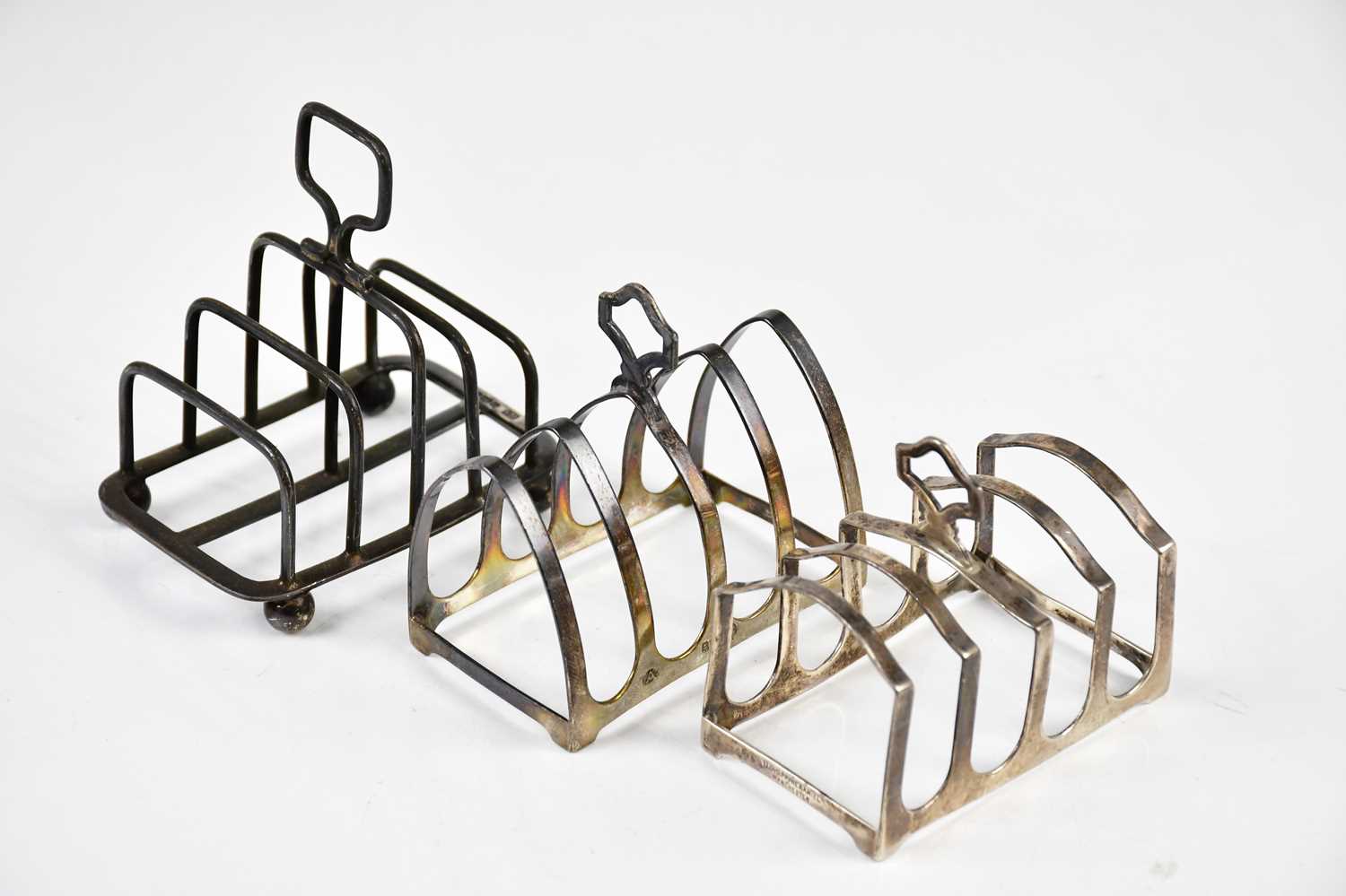 ATKIN BROTHERS; an Edward VII hallmarked silver four division toast rack, Sheffield 1905, with two