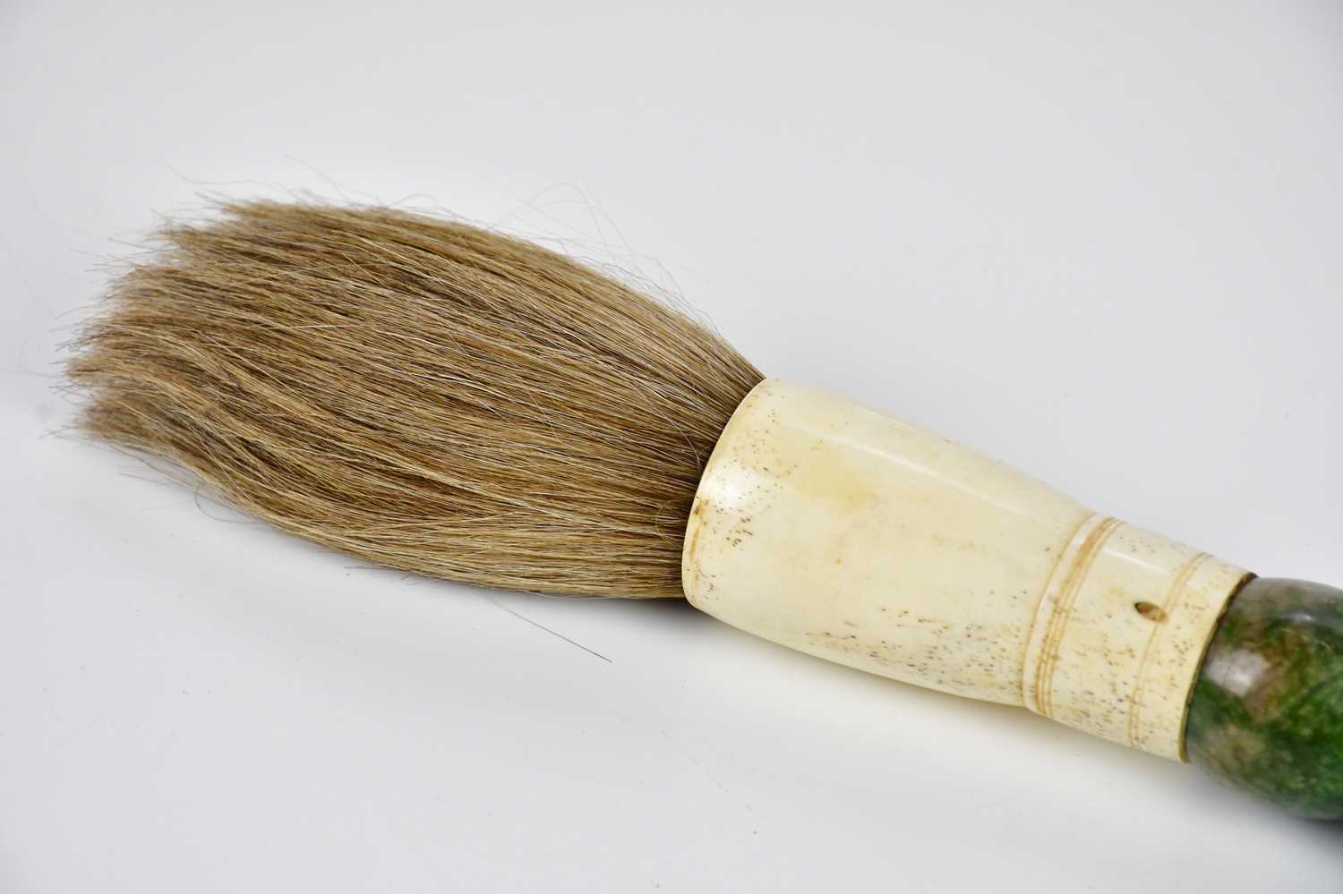 A green stone and bone fly whisk, 39cm. - Bild 2 aus 6