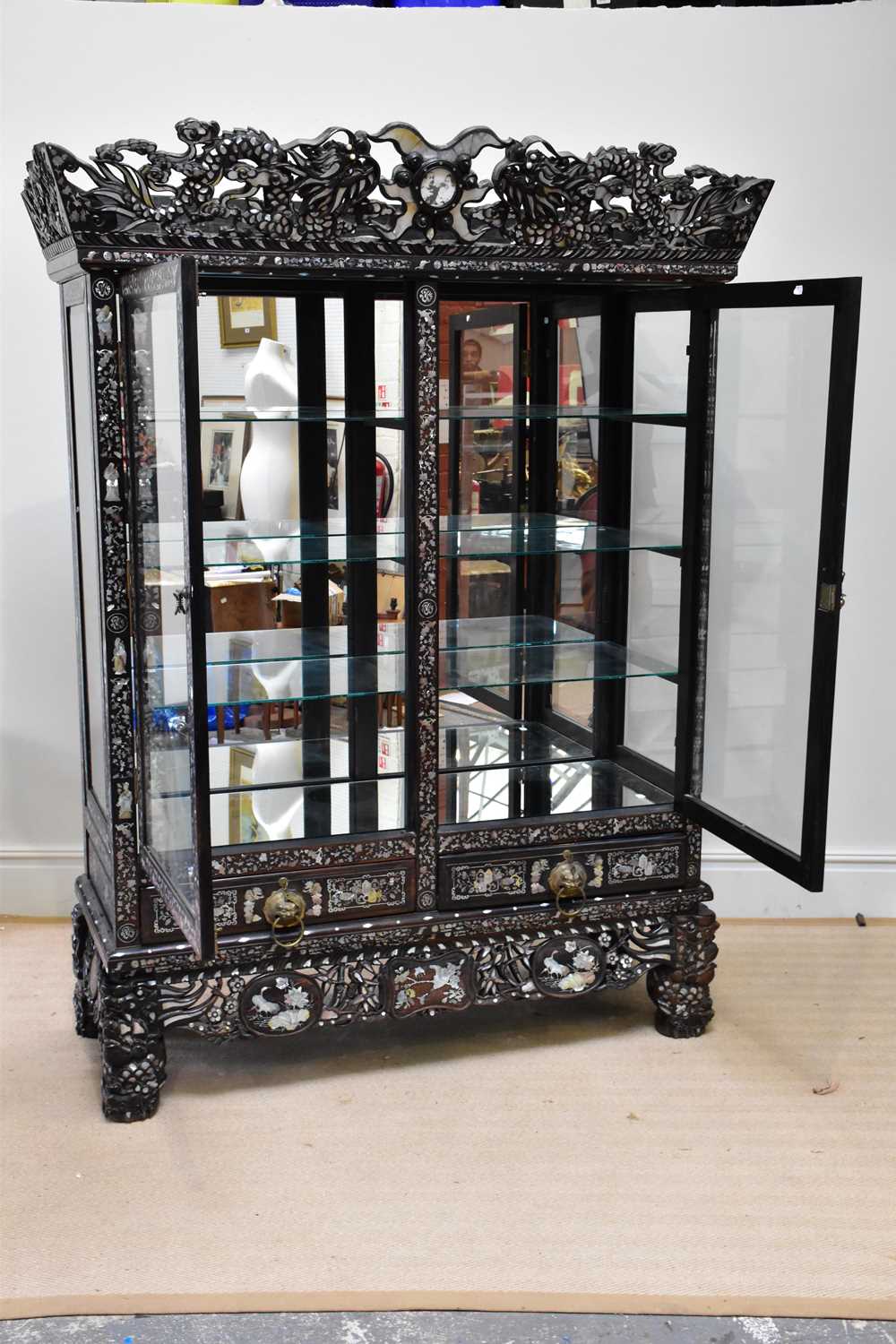 A Chinese ebonised carved display cabinet with mother of pearl inlaid decoration depicting - Bild 2 aus 13