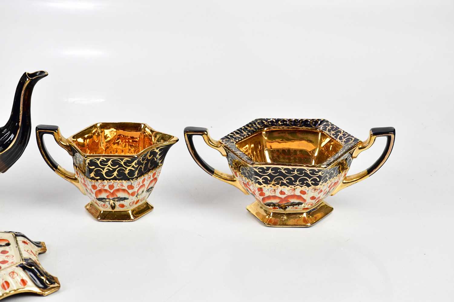LINGARD WEBSTER; an early 20th century Imari style earthenware four piece tea set. - Bild 3 aus 5