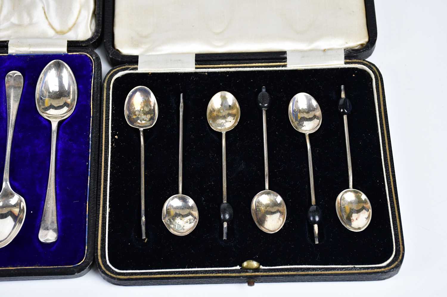THOMAS BRADBURY & SONS; a set of six hallmarked silver grapefruit spoons, Sheffield 1927, with a set - Bild 5 aus 5