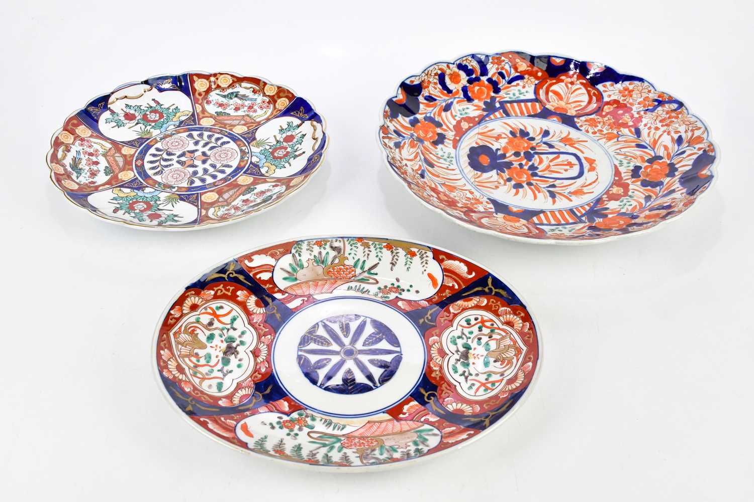 An early 20th century Japanese Imari wall charger with scalloped edge, diameter 37cm, and two