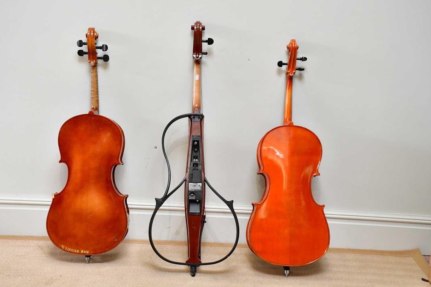 A modern Rudall, Carte & Co 'Sonata' cello, a Chinese student's cello (af) and a practice cello ( - Bild 4 aus 5