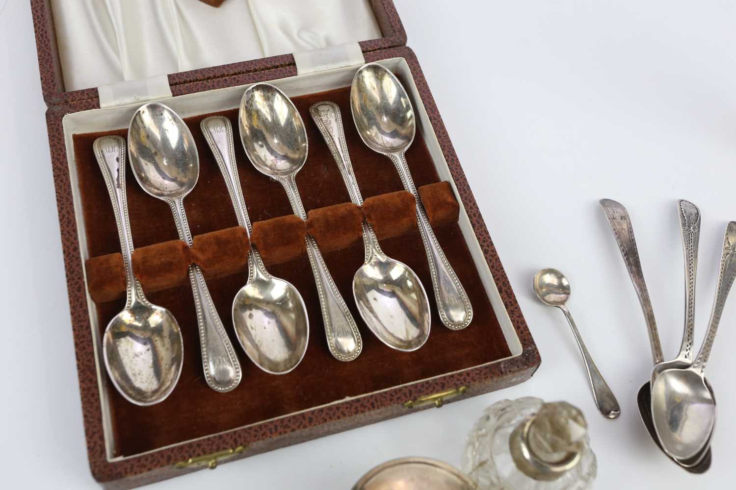 WAKELY & WHEELER; a set of six Victorian hallmarked silver teaspoons, London 1895, three Georgian - Image 4 of 5