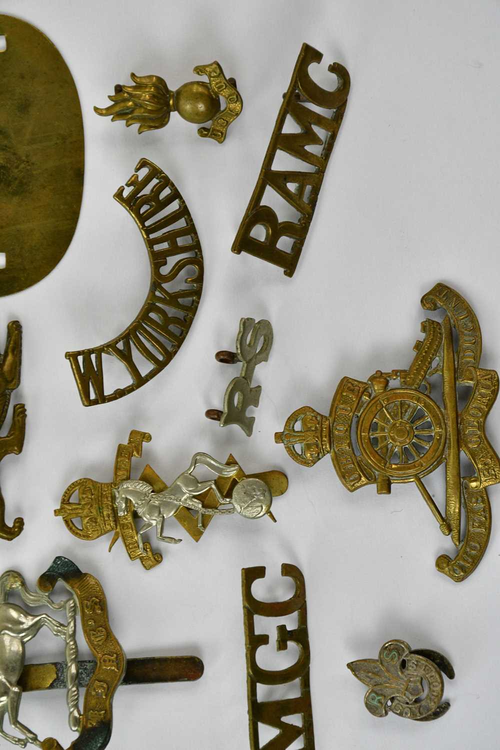 A small collection of assorted cap badges including the Cheshire Regiment, Royal Artillery, London - Image 5 of 5