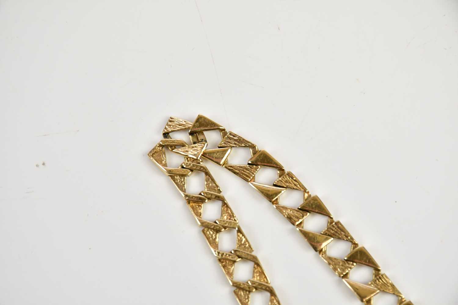 A 9ct yellow gold square curb bracelet, approx 13.7g. Condition Report: Length 20.5cm. - Bild 4 aus 4