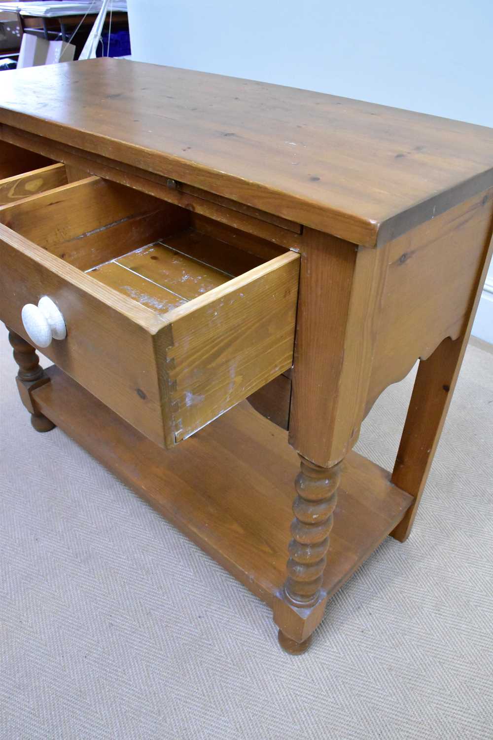 A modern pine two drawer two tier side table, height 87cm, width 101cm, depth 43cm. - Bild 4 aus 5
