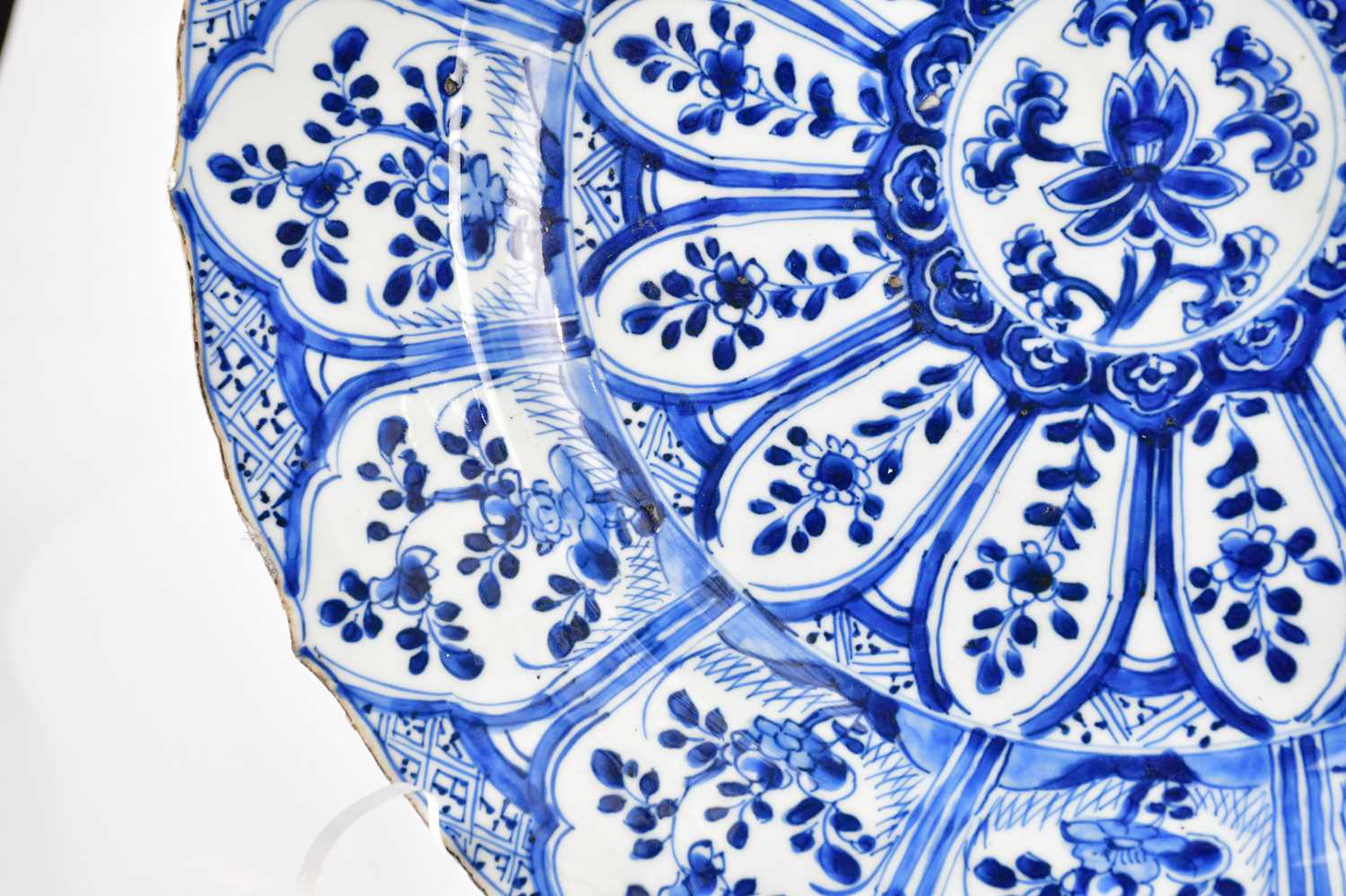 An 18th century Chinese blue and white Kraak ware charger decorated in panels with floral - Image 5 of 9