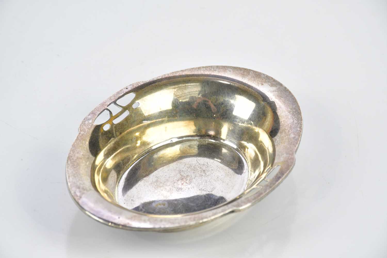 GEORGE LAWRENCE CONNELL; an Edward VII hallmarked silver oval dish, London 1906, 13.5 x 10cm, approx - Image 2 of 3