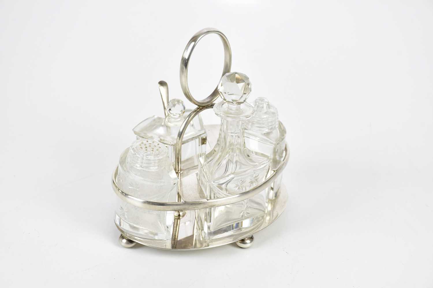 KEMP BROTHERS; a George V hallmarked silver oval cruet stand, stamped London 1927, with four glass - Bild 2 aus 5