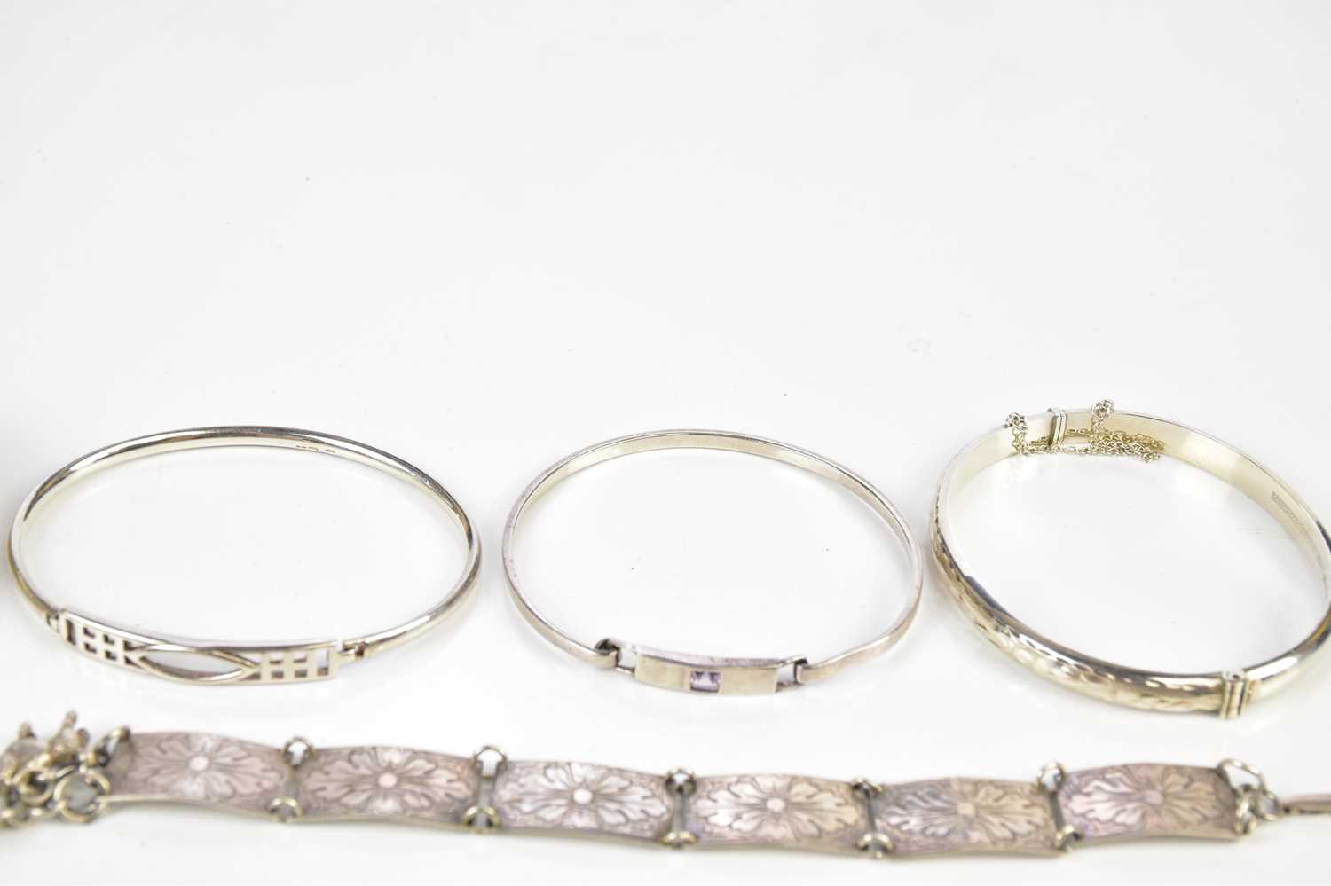 A small quantity of silver jewellery to include bracelets, bangles and a pin. - Bild 5 aus 5