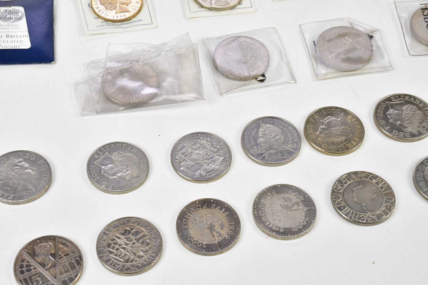 Approximately fifty-seven commemorative five pound coins/crowns. - Bild 2 aus 5