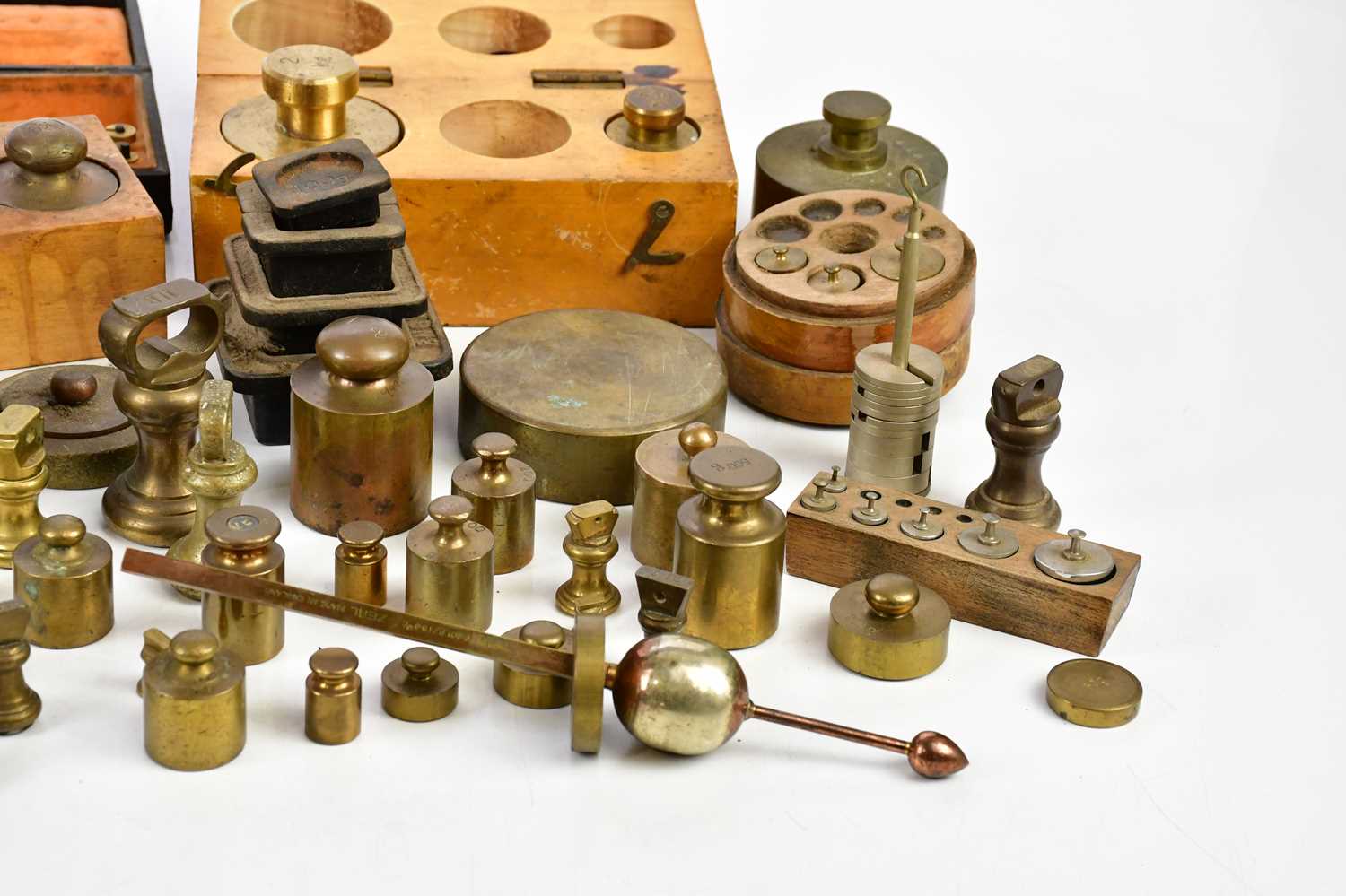 A collection of brass, iron and metal weights, various makers and styles (qty). - Image 3 of 5