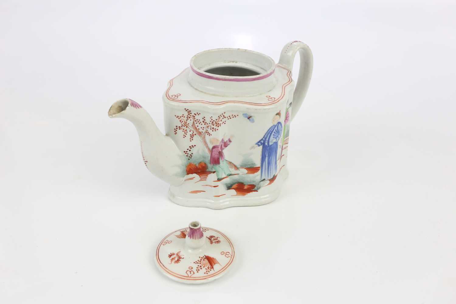 NEW HALL; a late 18th century porcelain teapot, decorated with Oriental figures in a garden, pattern - Bild 4 aus 5