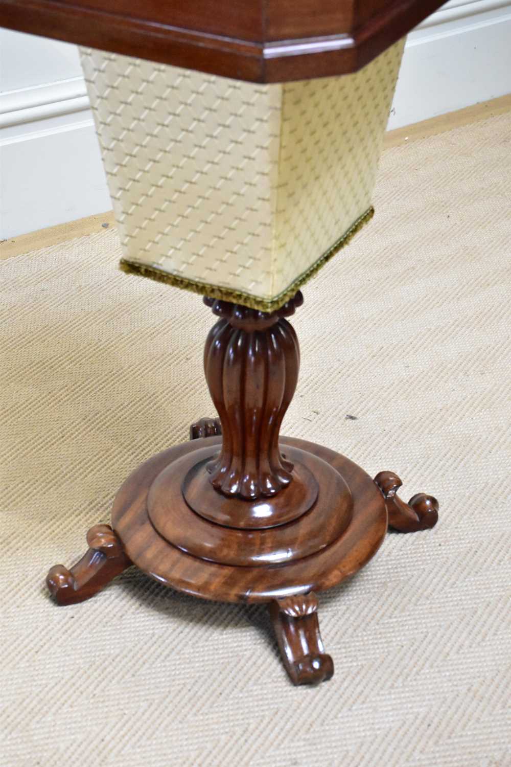 A William IV mahogany sewing table of shaped rectangular form, with undertier basket, on fluted - Bild 4 aus 4