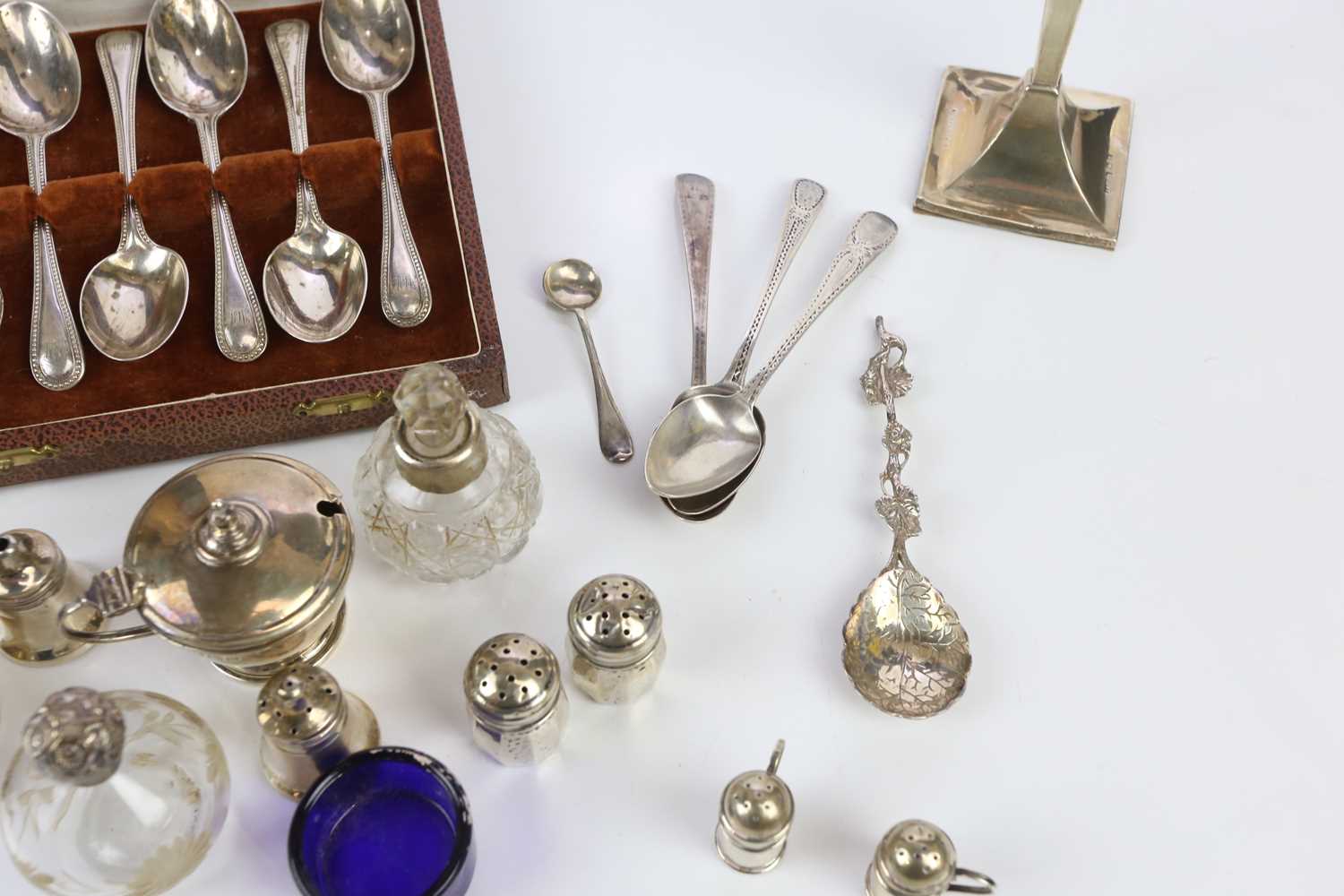 WAKELY & WHEELER; a set of six Victorian hallmarked silver teaspoons, London 1895, three Georgian - Image 5 of 5