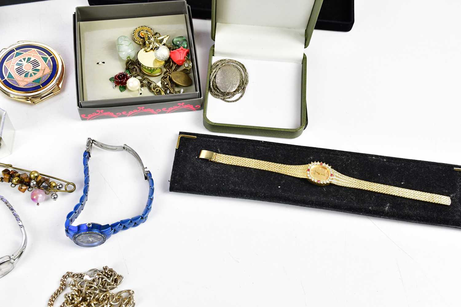 A collection of assorted costume jewellery including various dress rings, wristwatches, necklaces - Bild 5 aus 6