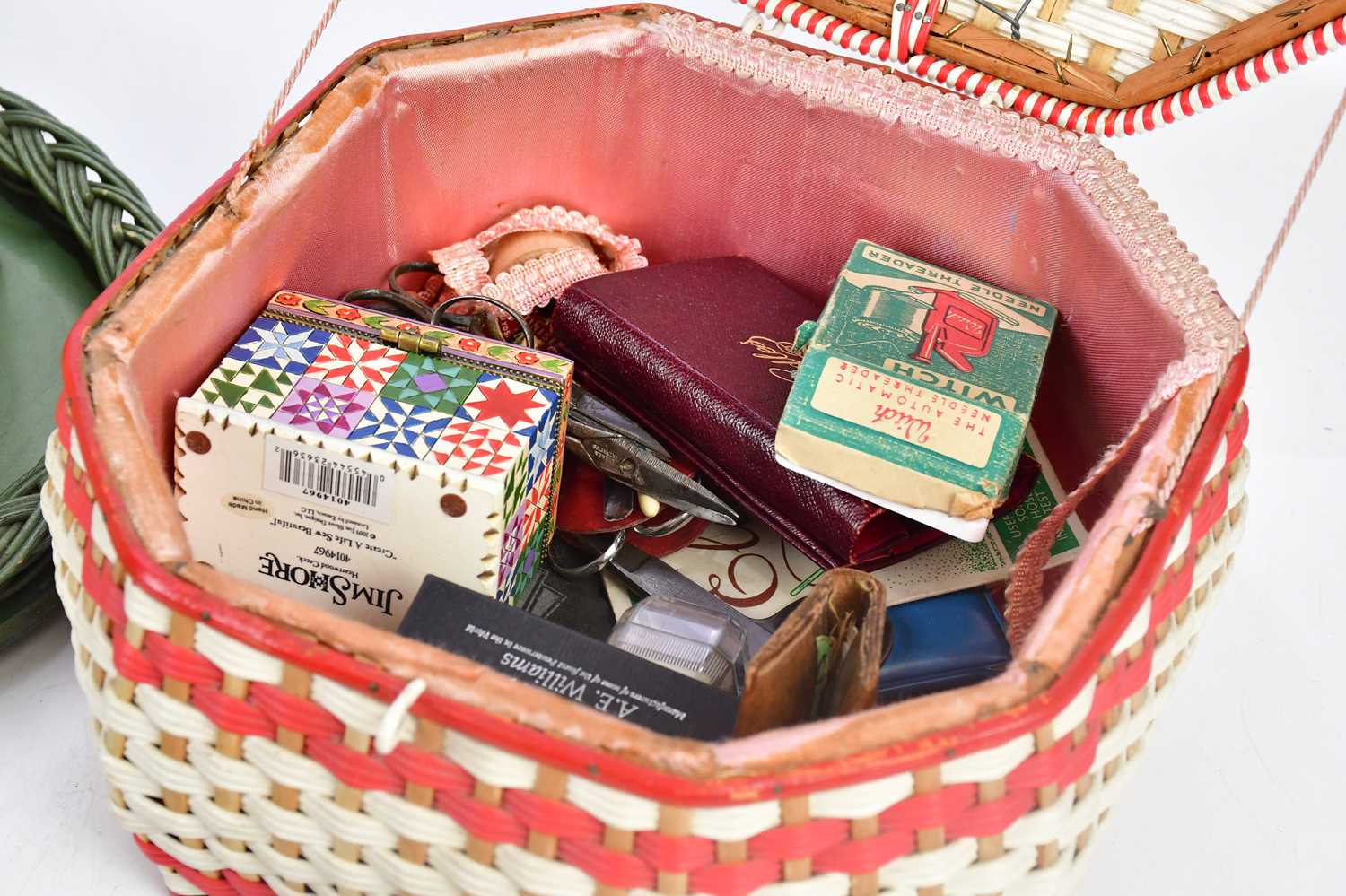 GRAIN; a miniature tabletop sewing machine with part original box, sewing basket and assorted sewing - Bild 4 aus 4