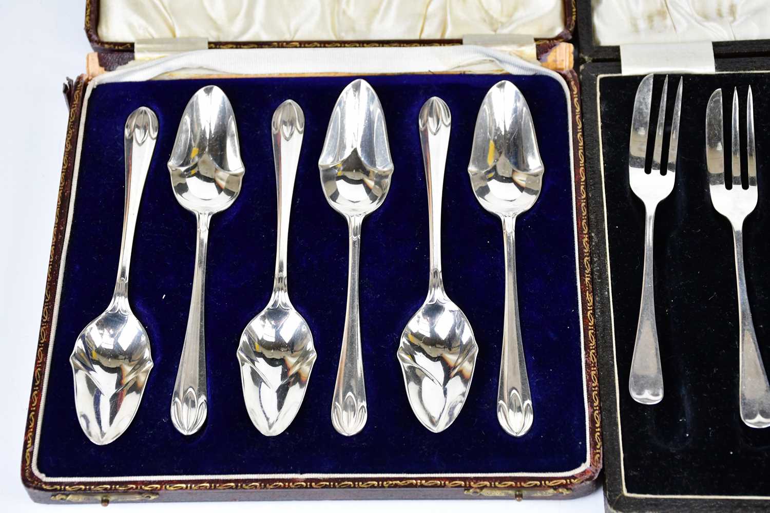 THOMAS BRADBURY & SONS; a set of six hallmarked silver grapefruit spoons, Sheffield 1927, with a set - Bild 2 aus 5