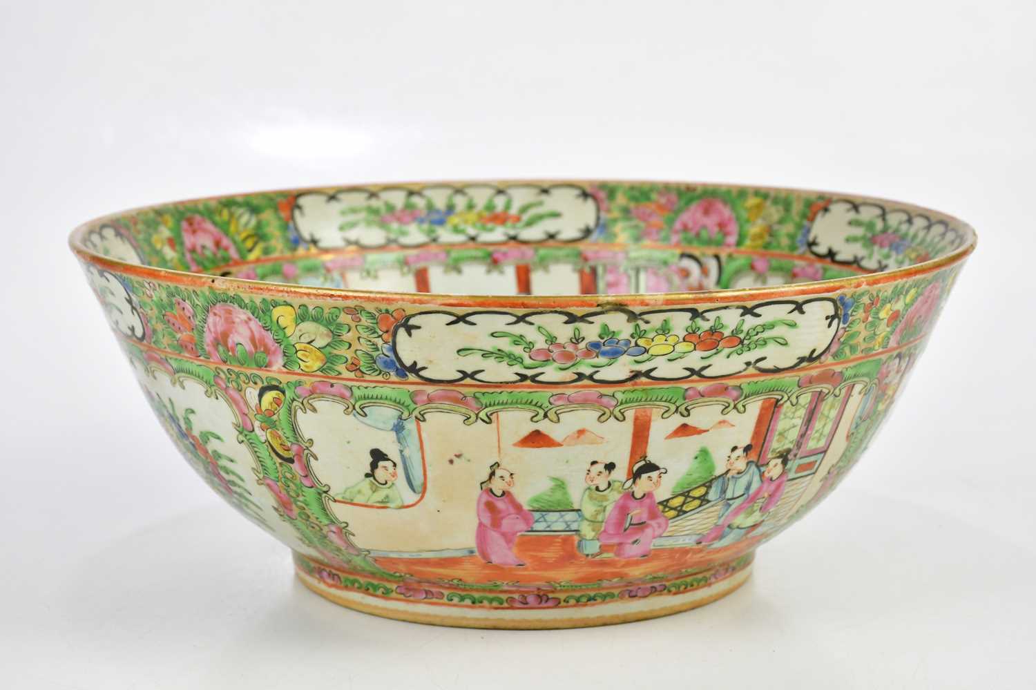 An early 20th century Chinese Famille Rose Canton footed bowl, decorated in panels with figures, - Bild 2 aus 6