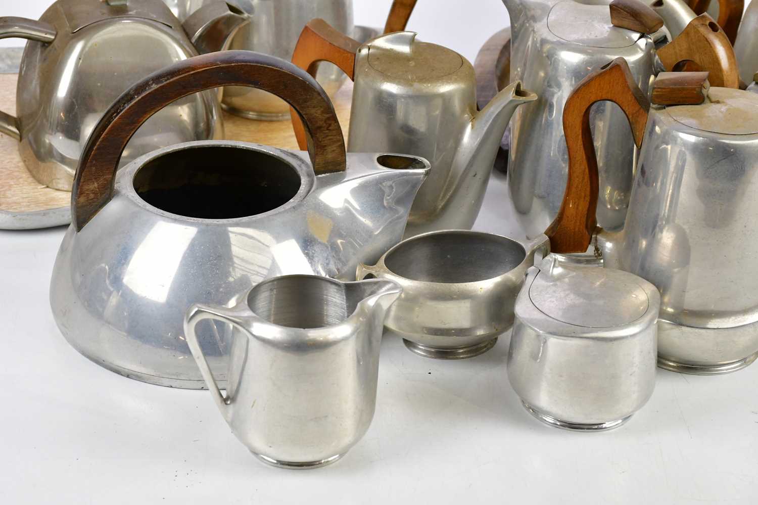 PIQUOTWARE; fourteen items of teaware including two trays, with an associated stainless steel kettle - Bild 2 aus 4