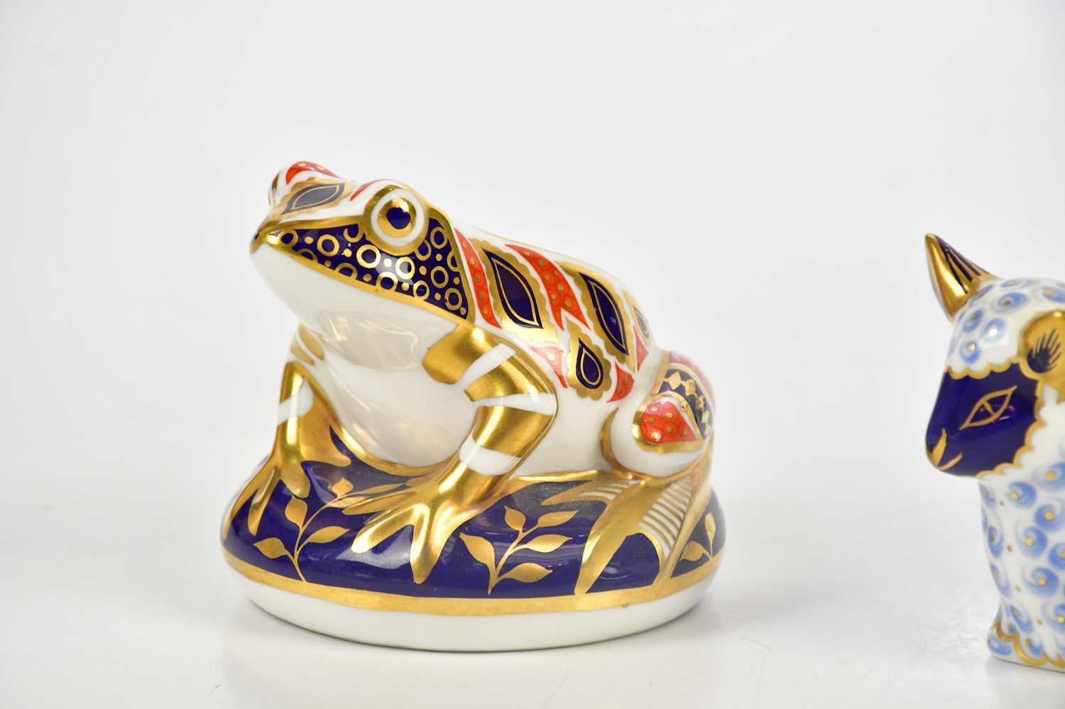 ROYAL CROWN DERBY; three animal form paperweights including frog and lamb (3). Condition Report: - Bild 2 aus 4