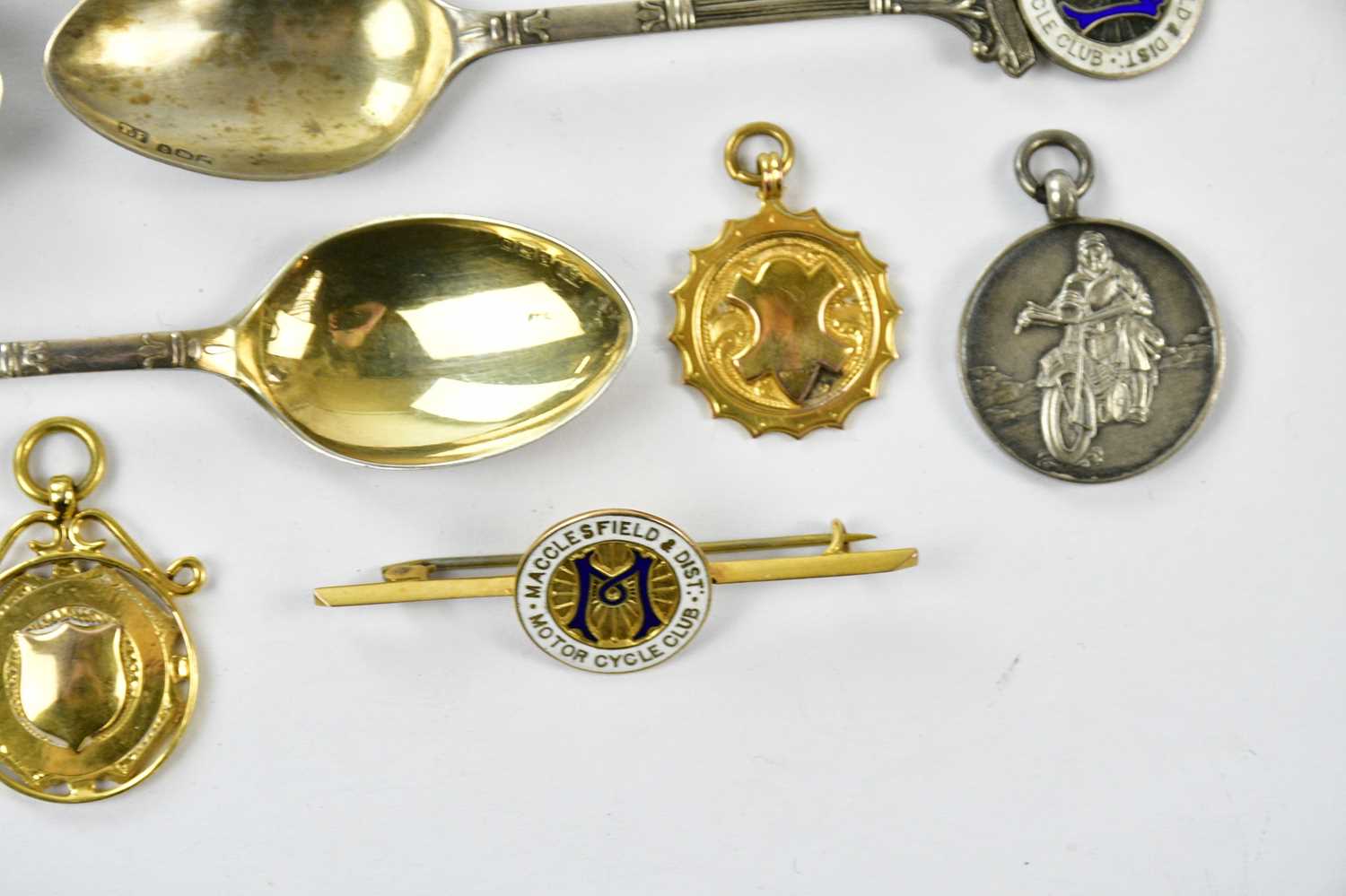 LOCAL INTEREST; a 9ct gold and enamelled Macclesfield & District Motorcycle Club pin badge and bar - Image 3 of 4
