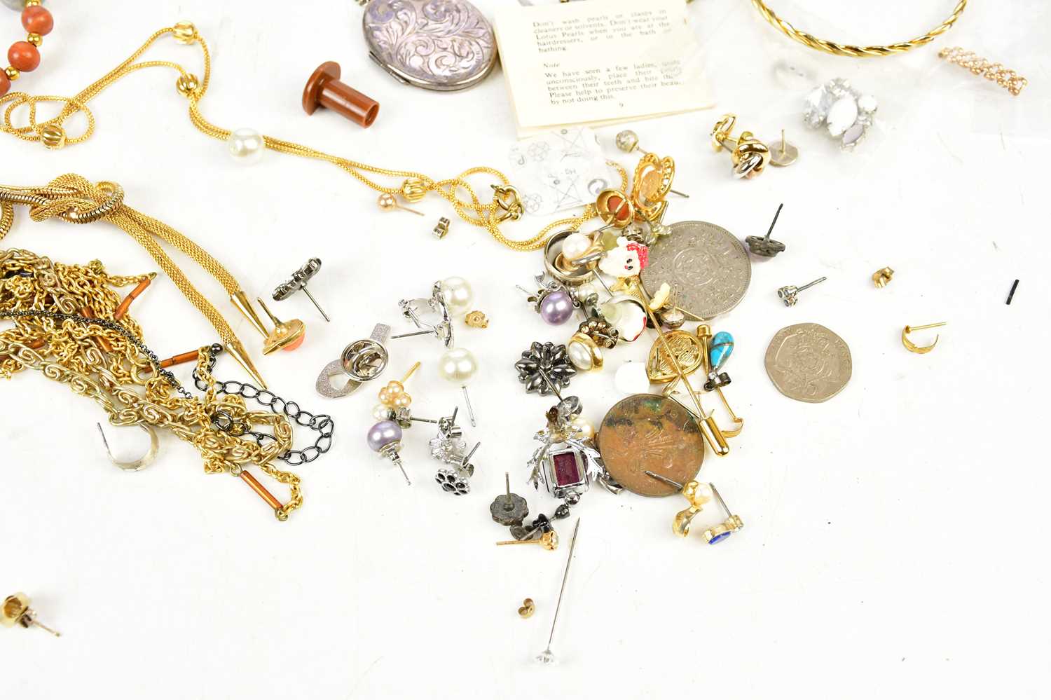 A small collection of costume jewellery including bead necklaces, earrings and ear studs, brooch, - Bild 5 aus 5