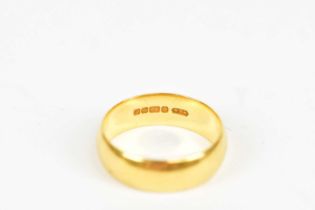 A 22ct yellow gold wedding band, size K, weight 5g.